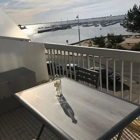 Beautiful Renovated With Sea View! شقة
